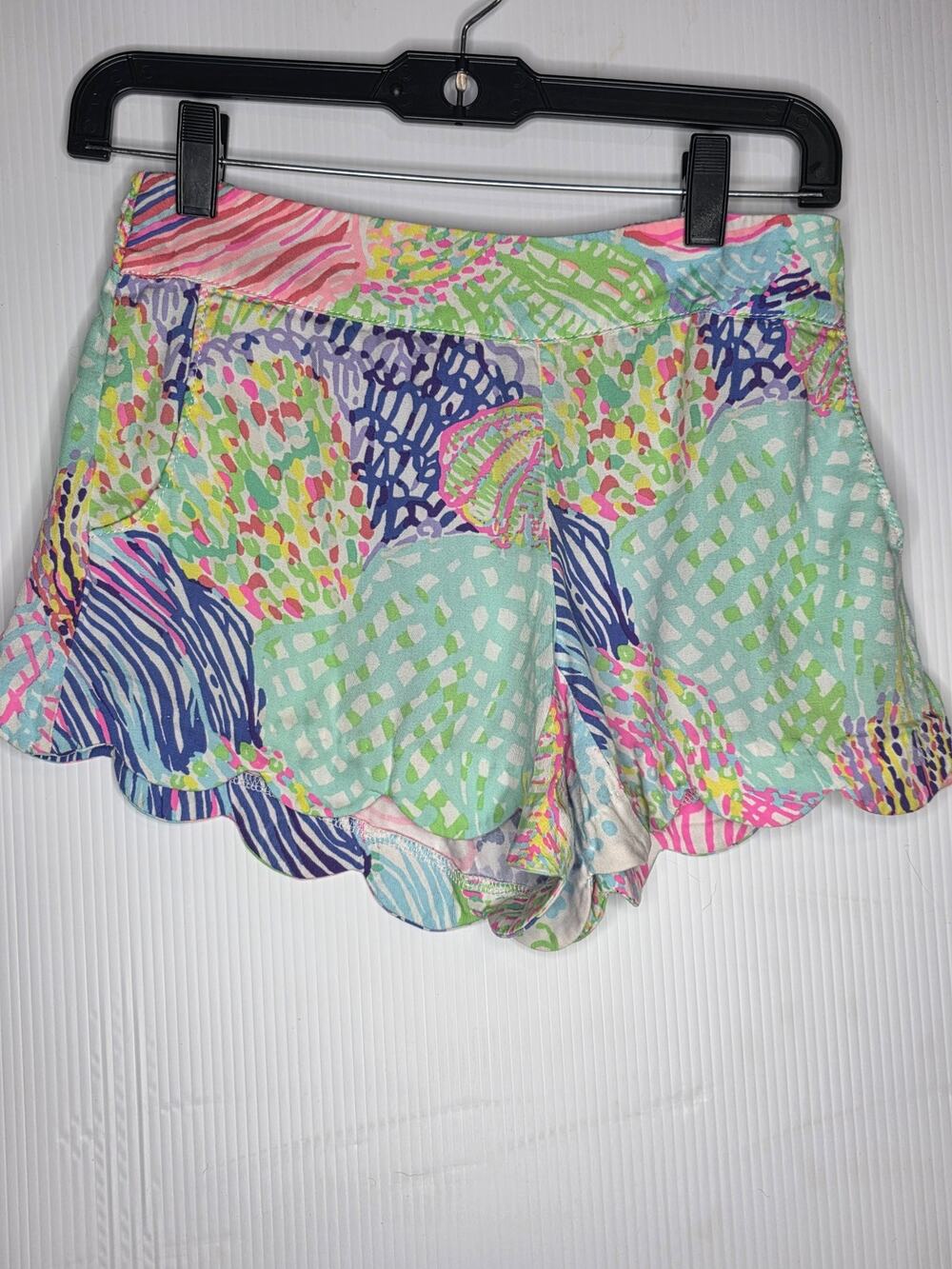 Lilly Pulitzer Size S Scalloped Hem Patterned Shorts Colorful Print resort wear